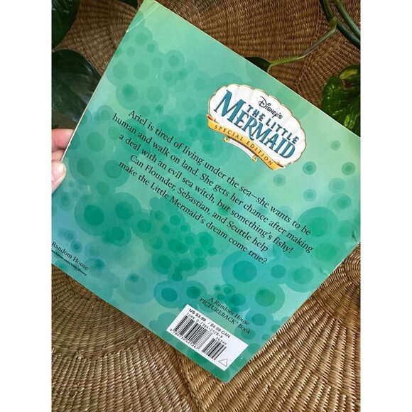 The Little Mermaid book and Ariel figurine - Picture 10 of 10